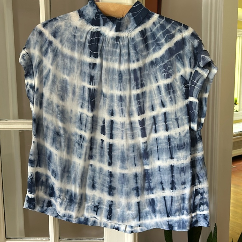 Bella Dahl sleeveless top. Blue and white “tie-die” design with buttoned back